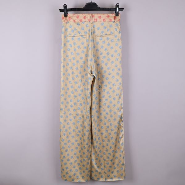 Baksida av blommiga byxor i beige och blå