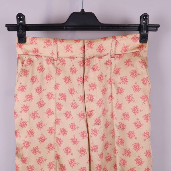 Närbild av byxors midjedetaljer och mönster