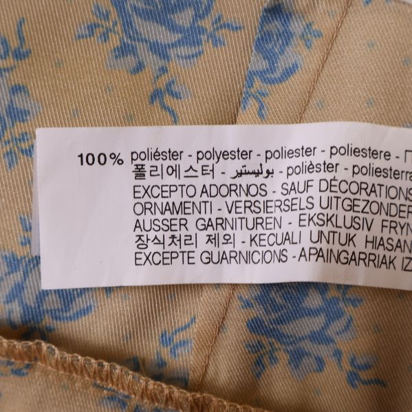 Närbild av polyesteretikett på byxor