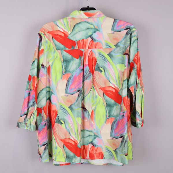 Färgglad tunika bakifrån med blommönster