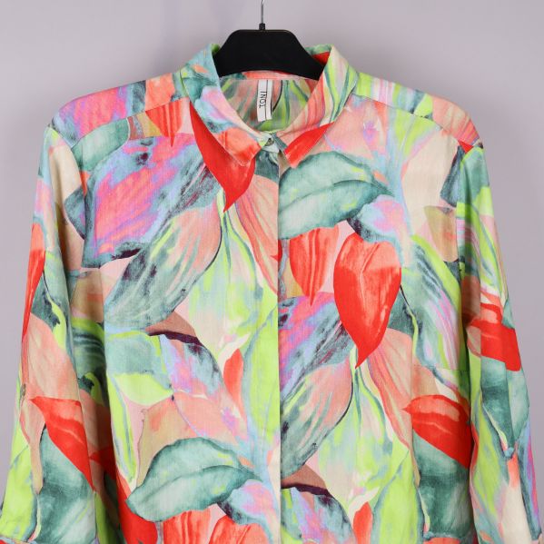 Närbild av färgglad tunika med blommönster