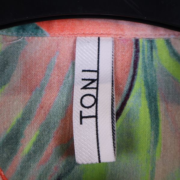 Närbild på etikett med märket Toni