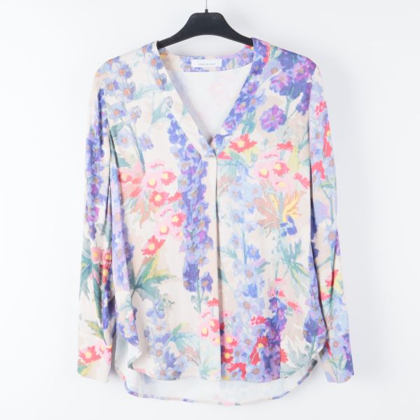 Blommig blus framifrån med långa ärmar