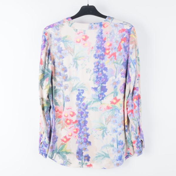 Blommig blus bakifrån med långa ärmar