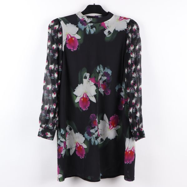 Klänning med blommigt mönster och transparenta ärmar