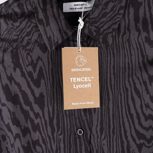 Tygmärke med: DEDICATED. och: TENCEL-lyocell