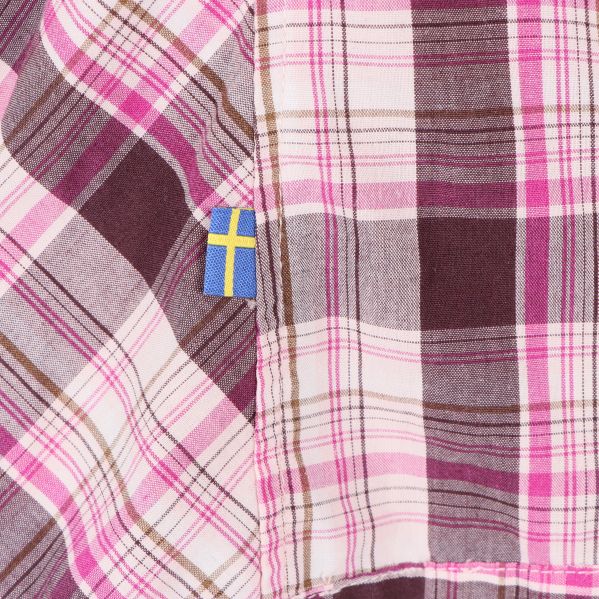 Fyrkantig svensk flagga i sömmen
