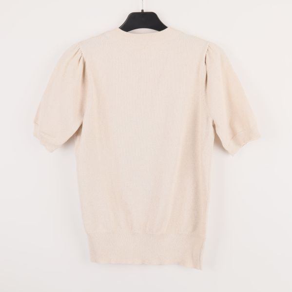 Ljusbeige kortärmad tröja bakifrån