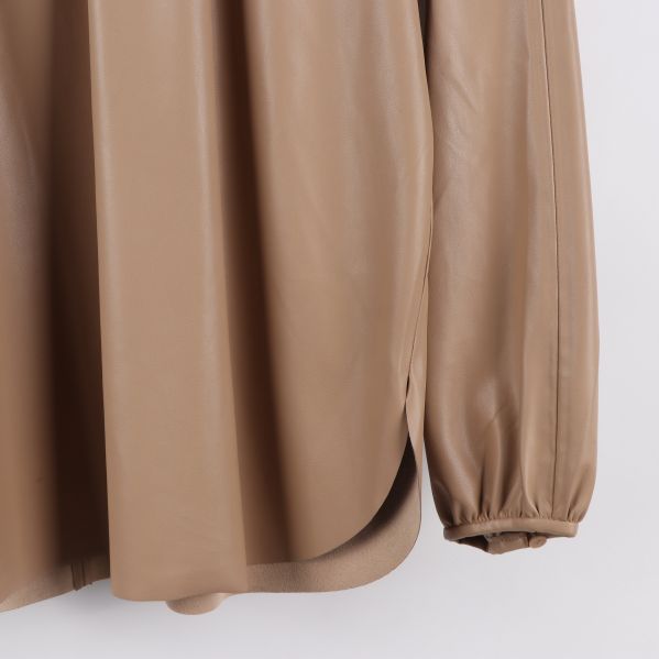 Brun blus i konstläder, ärmdetalj