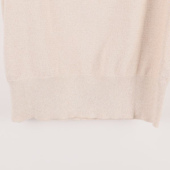 Kanten på ljusbeige tröja