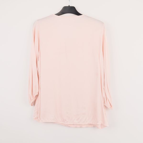 Ljusrosa blus bakifrån