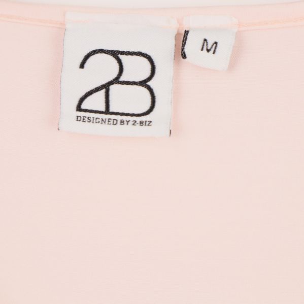 Etikett med designnamn och storleken