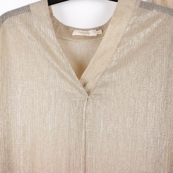 Närbild på toppens v-hals