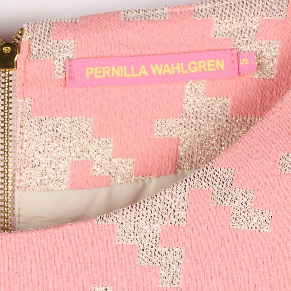Närbild på etikett med text: Pernilla Wahlgren