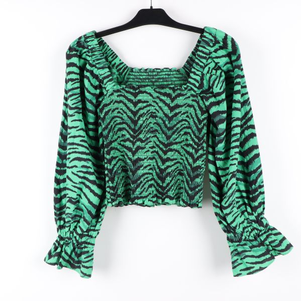 Framsida av blus med mönster Grön blus med zebramönster framifrån