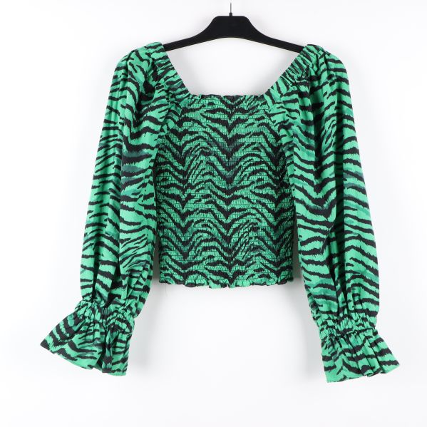 Baksida av blus med mönster Grön blus med zebramönster bakifrån