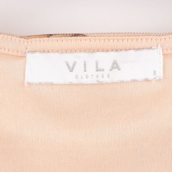 Vila klädmärke, på etiketten