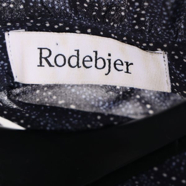 Rodebjer, märkesetikett på blus