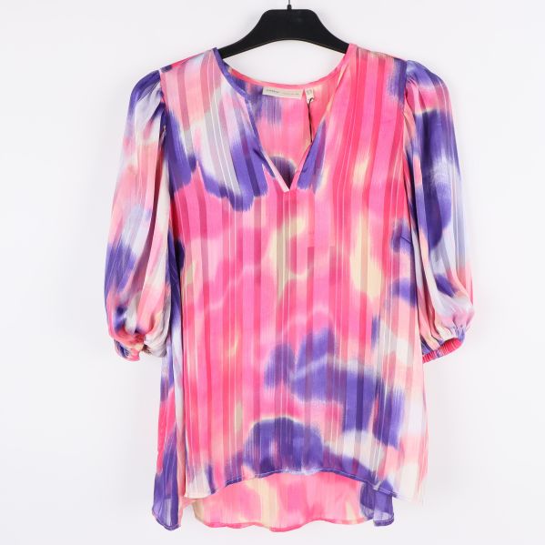 Färgglad blus med puffärmar framifrån