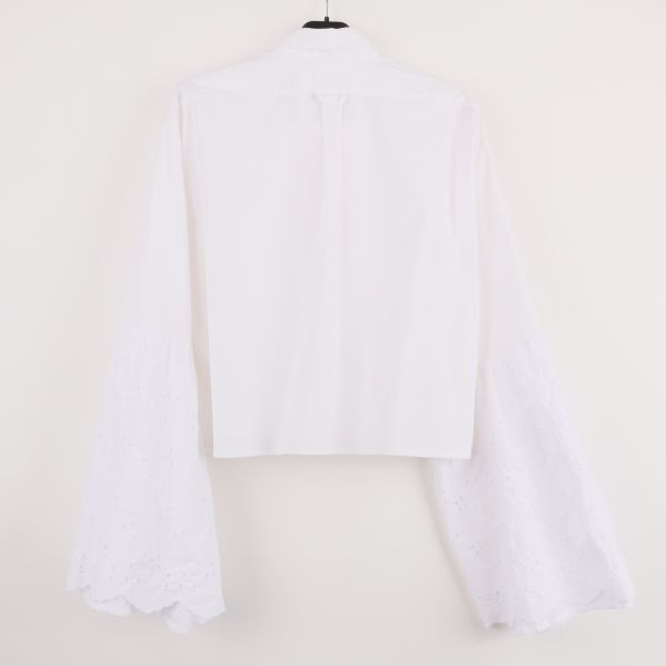 Baksidan av vit skjorta med broderade ärmar