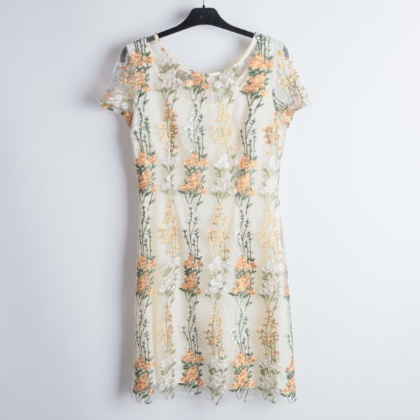 Vit klänning med blommönster framifrån