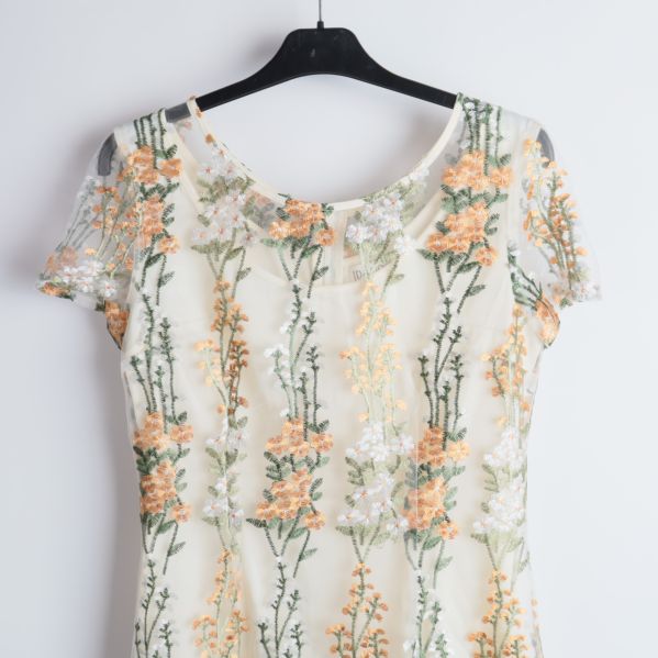Närbild på klänningens blommiga spetsdetaljer