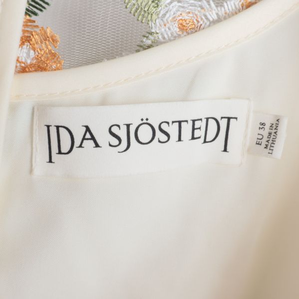 Närbild på klänningens märke Ida Sjöstedt