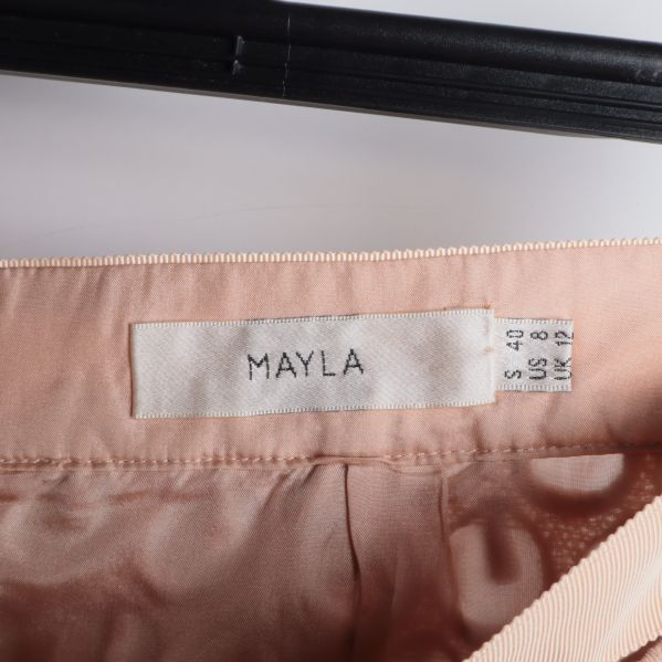 Mayla märkesetikett inuti kjolen