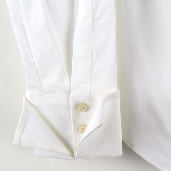 Närbild på ärm med knappar