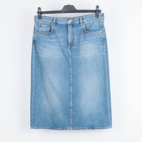 Framsida av jeanskjol med mellanhög midja