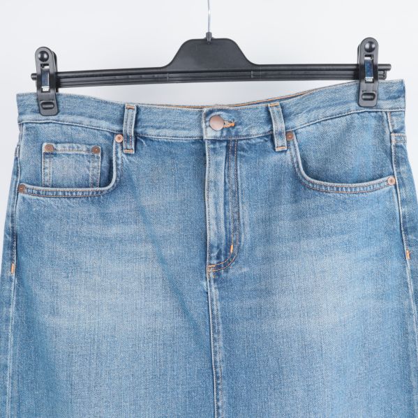 Närbild av jeanskjolens framsida och knappar