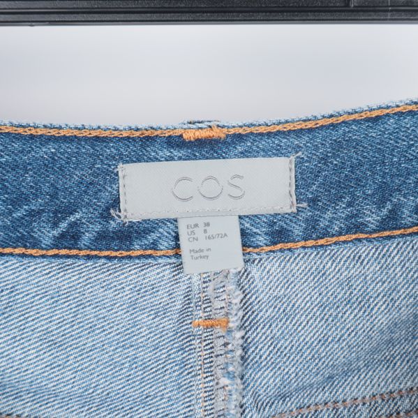 Närbild av etikett i jeanskjol