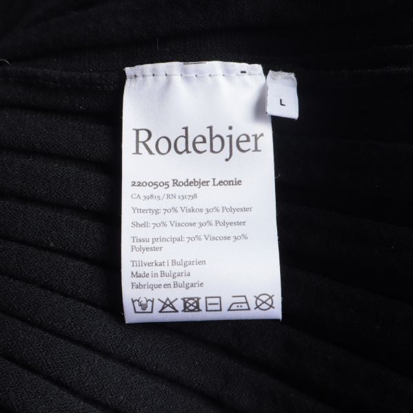 Närbild på märkesetikett och material