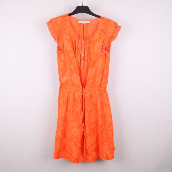 Orange klänning med blommönster framifrån