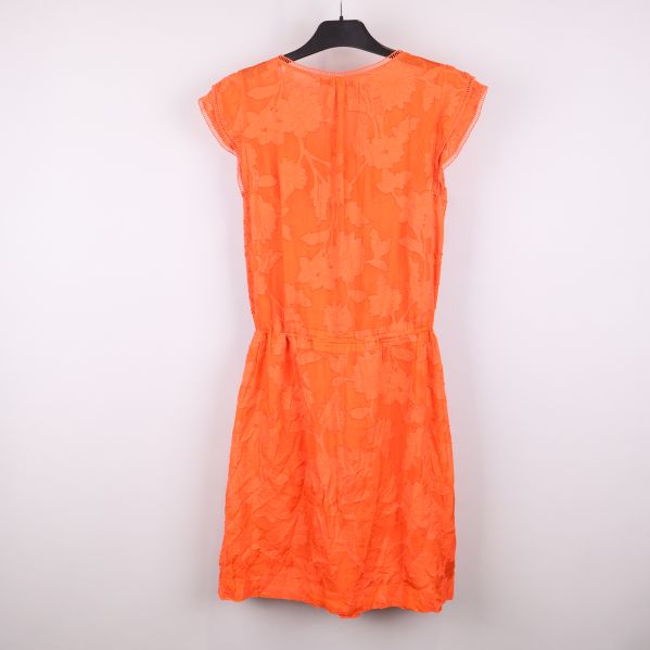 Orange klänning med blommönster bakifrån