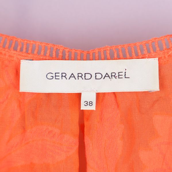 Närbild på Gerard Darel etikett