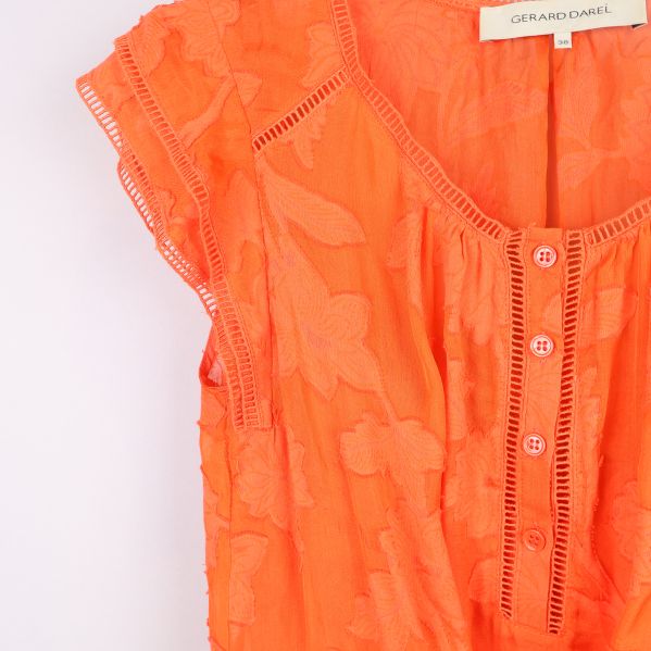 Närbild på knappdetaljer och ärmdesign