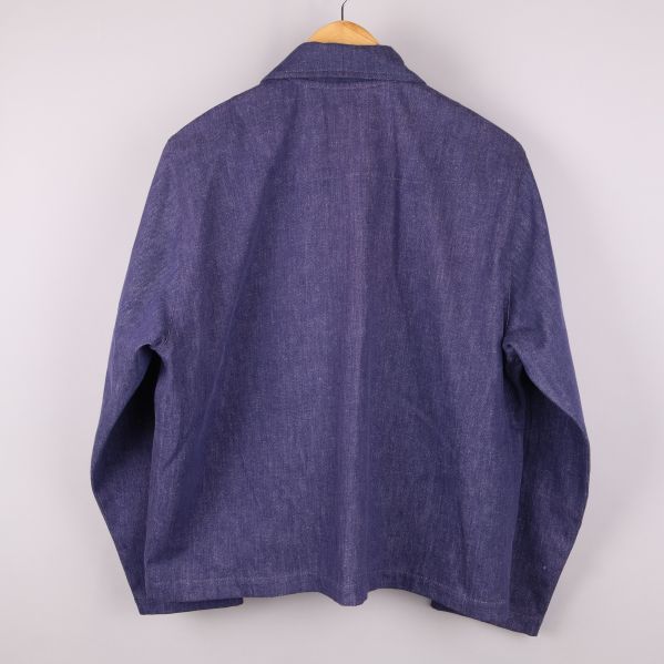 Baksidan av en blå denimjacka