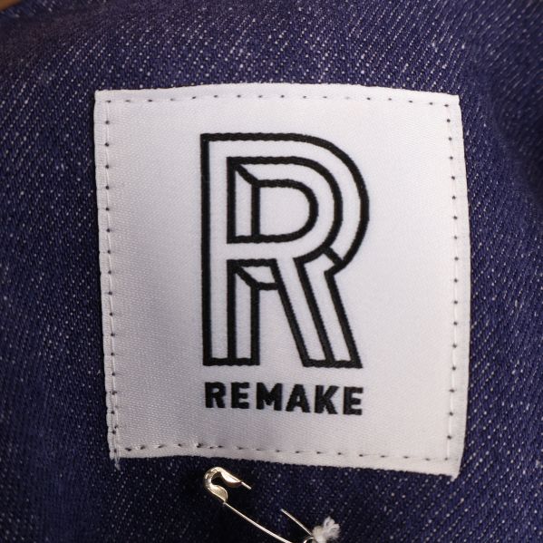 Närbild på Remake logotypen i en jacka