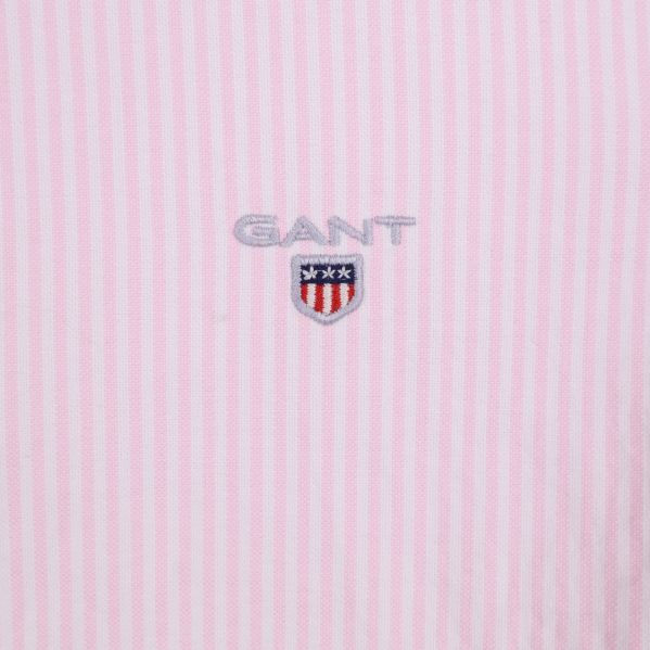 Närbild på GANT logotyp och emblem