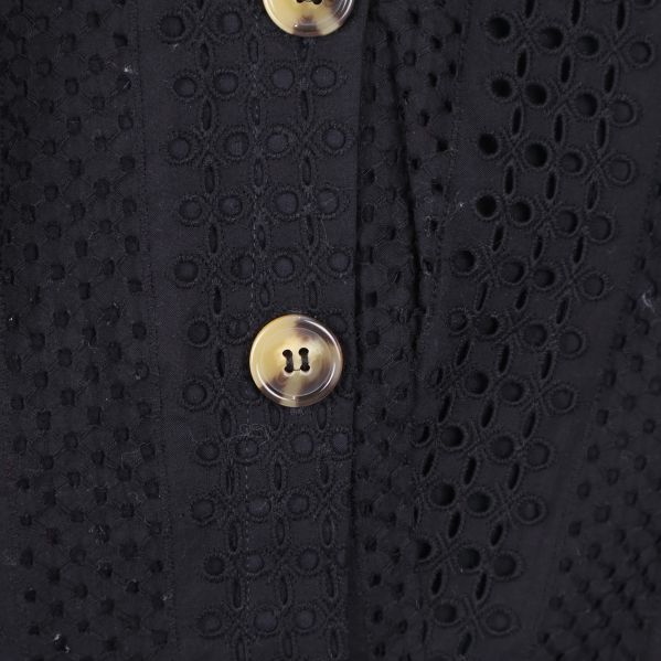 Närbild på toppens guldknappar