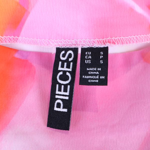 Märkesetikett från PIECES på kjolen