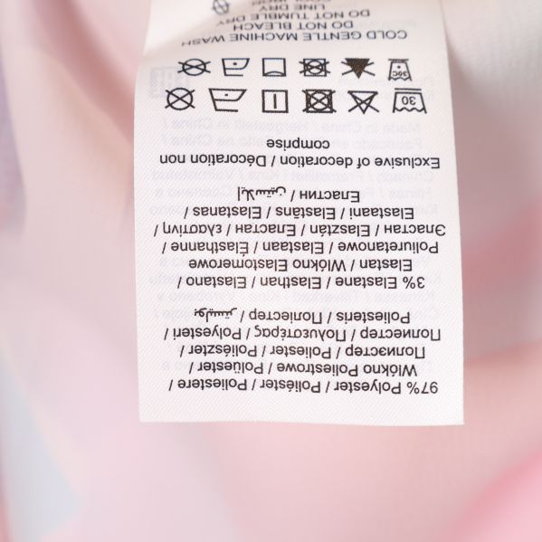 Materialetikett på kjolen med information