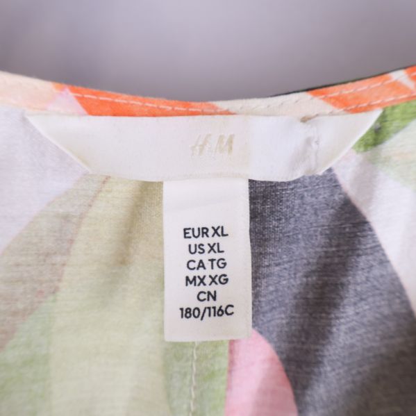 H&M storleksetikett på insidan av klänning