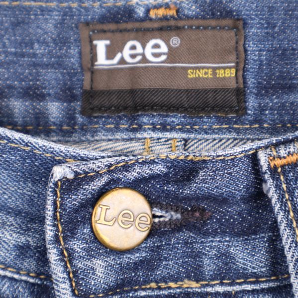 Närbild på Lee-märke och knapp på jeans