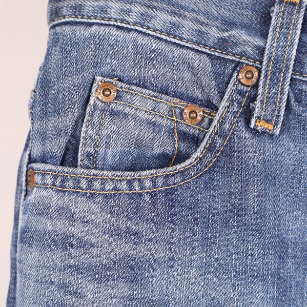 Närbild på jeansficka och sömmar