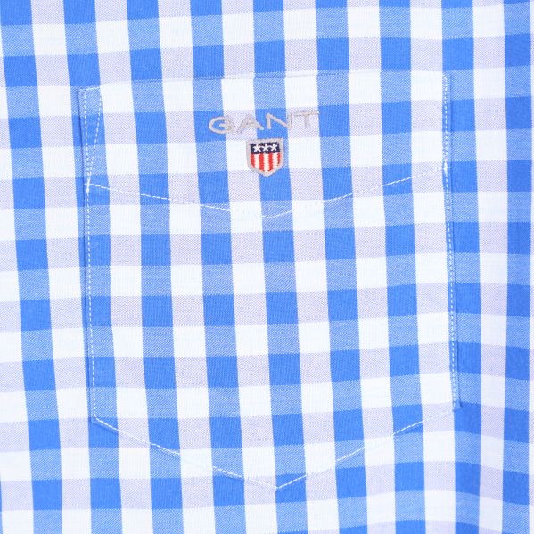 Bröstficka med GANT logotyp på blåvitrutig skjorta