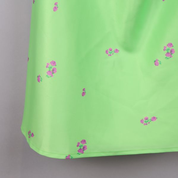 Närbild på blommigt mönster på klänning