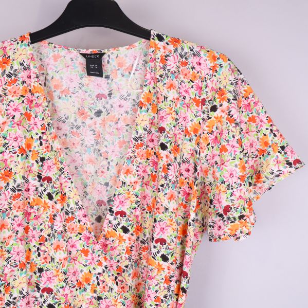 Närbild av klänningens blomdesign