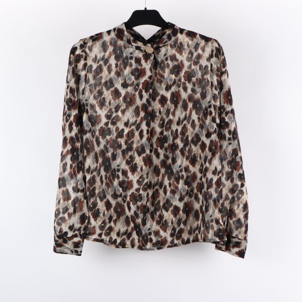 Framifrån, mönstrad blus med beige och bruna detaljer